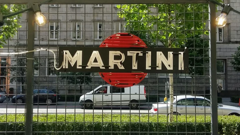 Neony gazowe Warszawa - MARTINI biało czerwony neon w ogródku restauracji