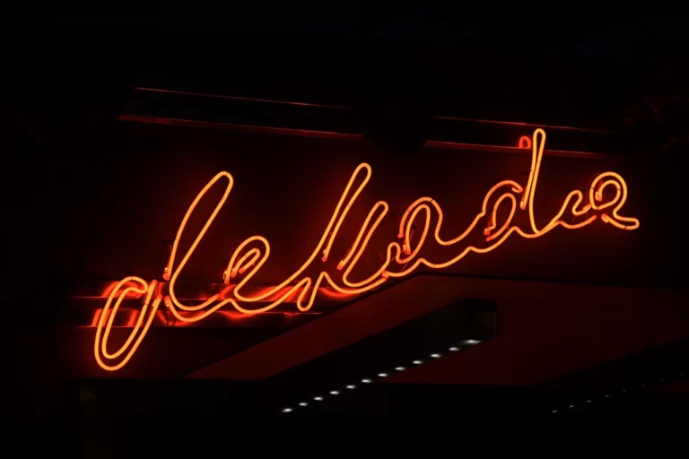 Neony gazowe Warszawa - DEKADA pomarańczowy neon