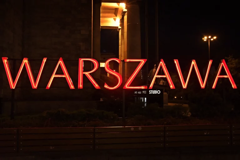 Neony gazowe Warszawa - WARSZAWA czerwony neon w stalowym tunelu