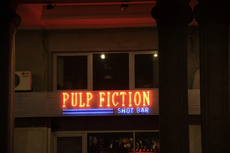 Neony gazowe Warszawa - Pulp Fiction żółto niebieski neon w aluminioweym tunelu