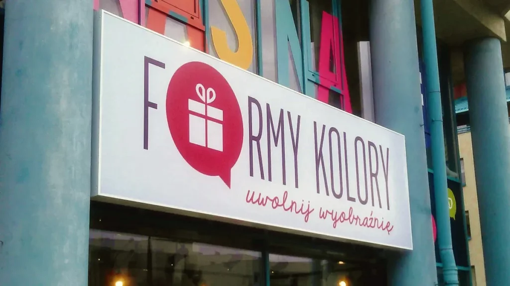 Duży kaseton reklamowy kasetony reklamowe Warszawa studio Formy Kolory